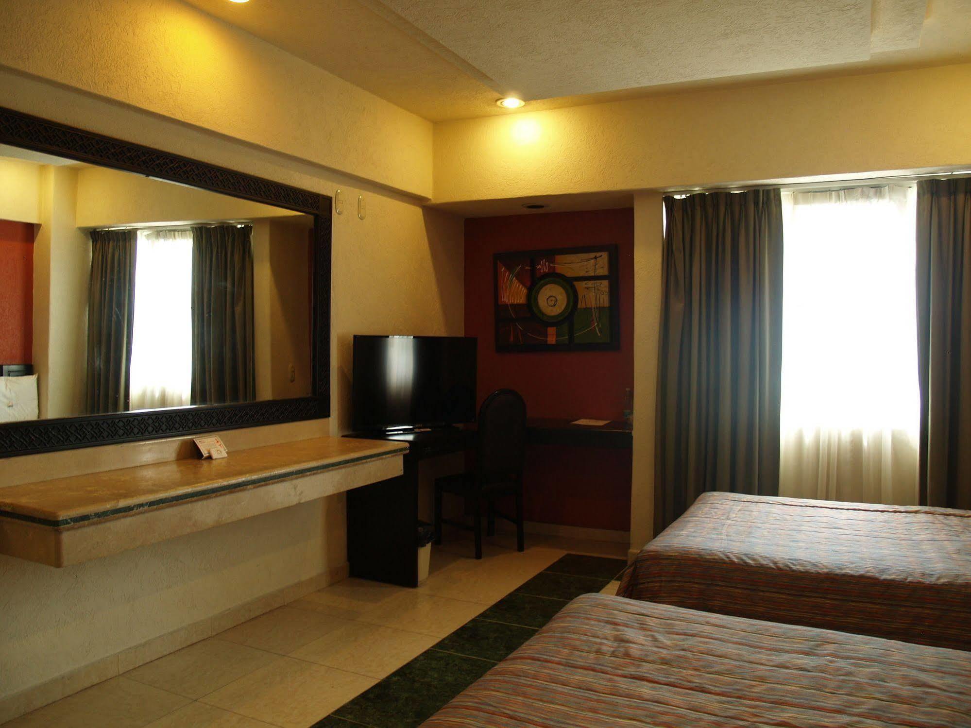 Hotel Real Del Sol - Zona Expo Industrial Гуадалахара Екстериор снимка